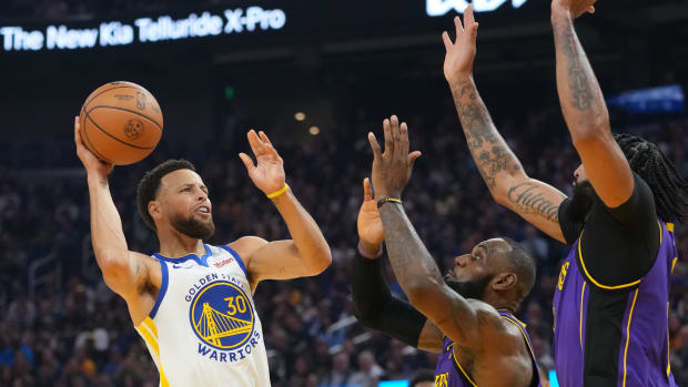 Stephen Curry frente a LeBron James